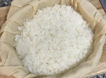 step6: 糯米蒸好，用一點滾水將糯米飯從下往上拌鬆；