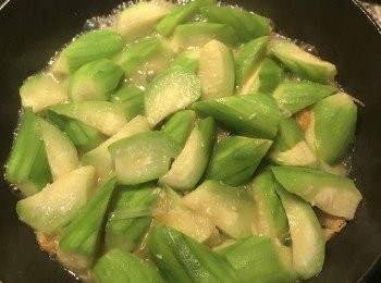 step8: 開鍋蓋用鹽調味拌勻；試味道；