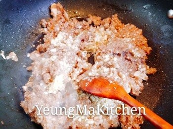 step5: 中火下少許油，加入蒜蓉和蘑菇粒炒至收乾水。