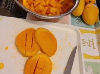 step2: 芒果去核起肉切粒。蜜桃同樣切粒。