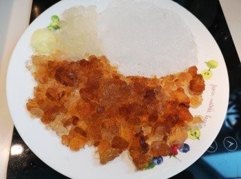 step3: 凍水加入薑片，水滾後先煮桃膠和雪蓮子15分鐘