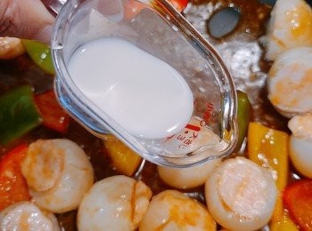 step7: 下生粉水埋芡收汁。
