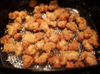 step4: 用200度預13分鐘，中途反一反雞軟骨，最後自己相測效果，時間可加可減。