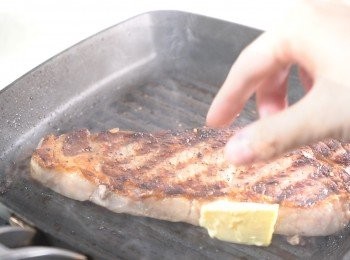 step5: 第三，煎牛扒一定要用猛火和熱鍋，快速地將牛扒外表煎熟，鎖住水。用大火燒熱平底鑊，在表面輕輕掃上一層油，然後放入牛扒，