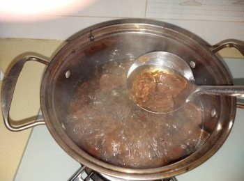 step2: 加上冰糖及醋調至喜歡的味道。