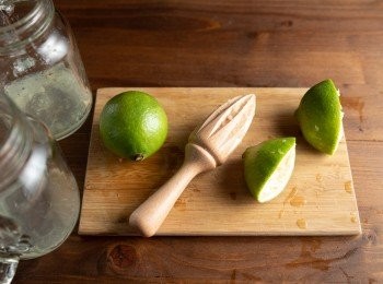 step1: 首先榨出新鮮檸檬汁。