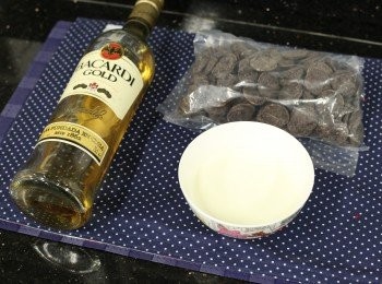 step1: 預備好材料， 將淡忌廉於微波爐低溫加熱1分鐘。