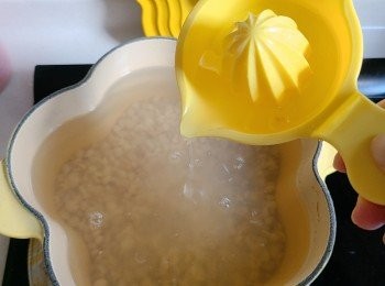 step5: 待薏米水放涼至溫暖；加入榨出的檸檬汁和檸檬片便可享用，。