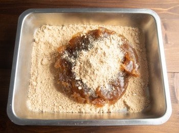 step3: 等到粉漿呈現半透明狀態即可放入黃豆粉中放涼。