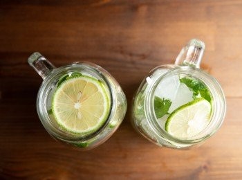 step2: 接著將檸檬汁、薄荷放入杯中並稍微攪拌讓薄荷出味後加入冰塊、開水。