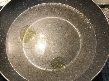 step2: 煮滾一鍋水，放入2-3茶匙鹽，加一點油準備煮油麵；