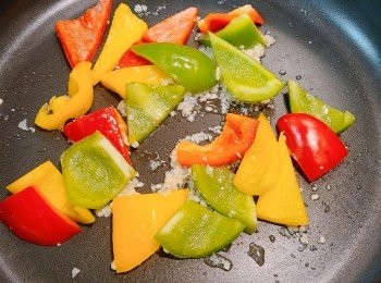 step5: 先用少許油爆香蒜蓉，再加入三色燈籠椒略炒。