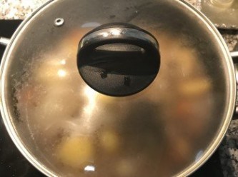 step8: 蓋鍋蓋轉小火，燜煮20分鐘到馬鈴薯柔軟。