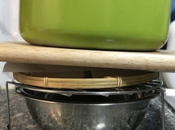 step4: 放上切菜砧板，再用大鍋子裝2-3公斤的水，壓在上方，靜置2小時；