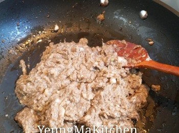 step6: 灑入少許鹽、糖和黑胡椒調味，再加入1湯匙麵粉炒勻成蘑菇蓉。盛起放涼一會，再放入雪櫃雪半小時，備用。如雪後的蘑菇蓉仍有少量水分，可用廚房紙輕印至乾。