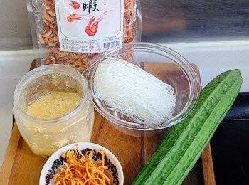 step1: 粉絲浸至軟身瀝乾備用，蟲草花洗淨浸10分鐘瀝乾備用。勝瓜去皮沖洗切成小段。