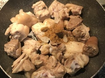 step6: 放入棕櫚糖與冰糖翻炒；