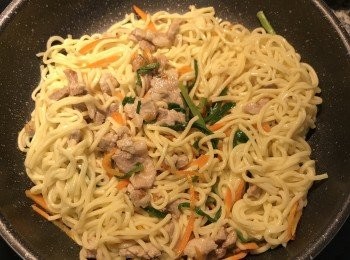 step8: 倒入油麵拌炒均勻，試味道（調味不要太重，微鹹即可，因為還要淋肉燥）。