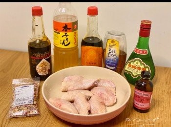 step1: <a href="https://bit.ly/3zHU5V3" target="_blank" data-keyword="雞翼" class="guide-link"><strong>雞翼</strong></a> <span style="display:inline-block;vertical-align:middle;margin-top:-3px;color:initial;border-radius:3px;padding:2px 3px;font-size:12px;line-height:14px;background:#87d300;color:#fff;">即買</span> 醃料如圖 （乾玫瑰花瓣最後裝飾用）