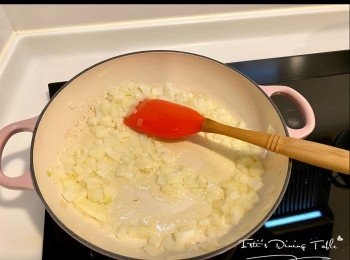 step2: 平底鍋加入橄欖油，中火加熱，放入洋蔥粒和蒜頭碎，中火炒5分鐘至軟