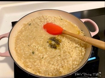 step9: 帶子印乾水份，煎之前灑上鹽和黑胡椒，平底鍋加油，每邊煎1-1.5分鐘，最後加入牛油拌炒10秒便可上碟