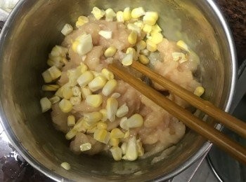 step3: 保鮮紙塑形（我整成圓柱體，好似糖果咁包紮實），放入冰格雪三十分鐘