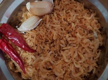 step4: 放油先炒香蒜蓉辣椒再放菜脯，再放蝦皮，炒至有香味再放少許糖及麻油