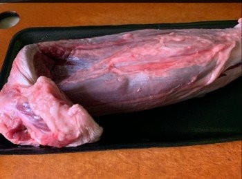 step1: 材料：
澳洲和牛金錢展 600g 
豆瓣醬 2湯匙 
老抽 4湯匙 
 詔酒 1湯匙
