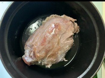 step6: 燒紅煲，下油，慢火，將金錢展每面煎香，加入蒜頭、乾葱頭及薑片，轉中火爆香，加水(水要蓋過金錢展)，放其他滷水料，老抽、豆瓣醬、詔酒及冰糖，中大火煲滾，蓋上煲蓋，轉小火，煮約45分鐘