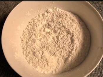 step4: 預熱水於鍋內，將蒸盤放在隔水器上烤熱備用。

將所有粉類混合，加水攪勻至無粉粒。