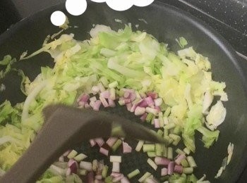 step4: 炒熟椰菜及炒香蔥頭