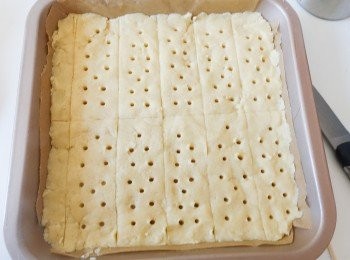 step4: 然後用刀將麵糰劃成長形(切深一點，但不要切到底部），再用牙纖插孔。放入已預熱160度C焗爐，焗約40-45分鐘，或至表面微微的金黃色