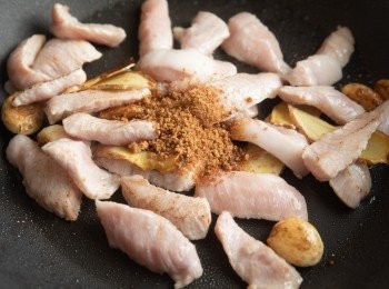 step3: 接著加入黑糖道黑糖炒出香氣、糖色。