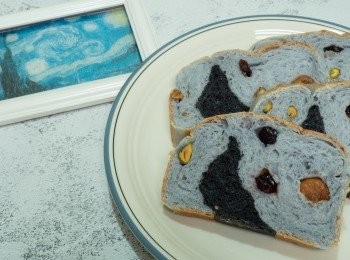 step10: 放入已預熱焗爐，用180度焗35至40分鐘。放涼後就可切開看看屬於你的星空了。