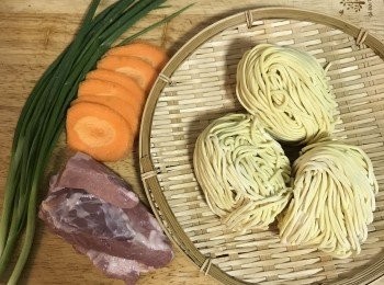 step1: 蔥洗淨，蘿蔔切絲；豬肉切絲備用；