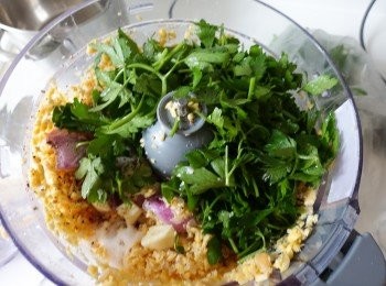 step1: 將鷹嘴豆浸12個小時，然後瀝乾水份。將所有材料，加入鹽和黑胡椒粉調味