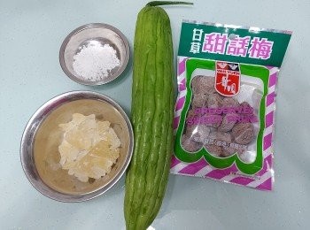 step1: 把水及話梅放進煲內，煮約15分鐘，待話梅軟身後，用勺子壓爛話梅至出味。