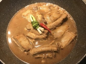 step8: 倒入剛好淹到排骨的水量，並放入蔥與辣椒，大火煮滾；蓋鍋蓋轉小火燜煮20分鐘；