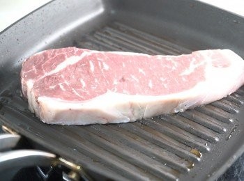 step4: 第二，下鍋前才放調味料，因為鹽分會把牛扒的水份抽出，令牛扒出水，