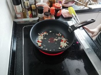 step2: 炒香蒜蓉, 辣椒及咸魚蓉