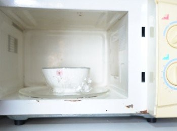 step2: 麵糊用微波爐保鮮紙包好，用微波爐以500w加熱3分鐘至整個麵糰變成半透明。