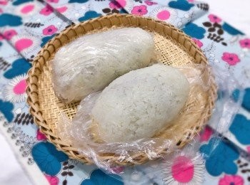 step9: 從兩邊包起，略施壓力將飯糰壓緊；再把上下也壓ㄧ下，即可裝入塑膠袋。