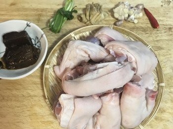 step1: 豬腳請肉攤幫忙切小塊一點，這樣煮的時間可以再縮短。蔥、薑、蒜、辣椒洗淨；將切片，蒜對切，蔥折捆ㄧ下；