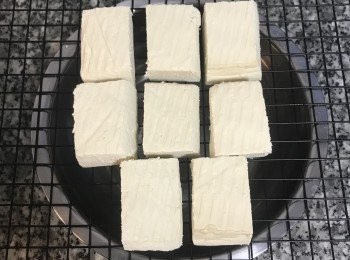 step6: 將豆腐1切為4；擺回網架上，