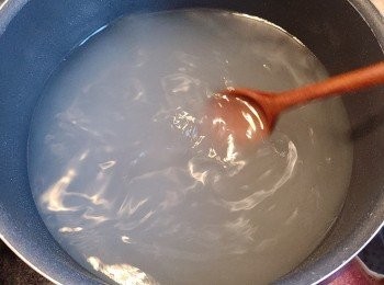 step5: 加入的同時，一邊攪拌至溶化，以防寒天粉結粒。