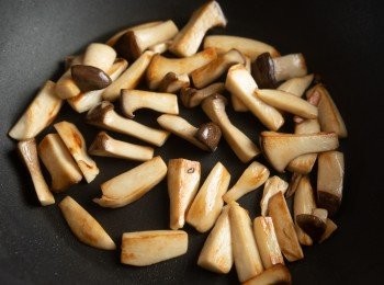 step1: 首先將杏包菇切成小段後，下過炒出香氣且金黃後取出備用。