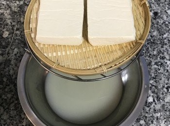 step5: 兩小時後移開重物，可以看到已壓出許多水份，且高度也比原先的矮了1/3；