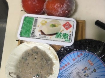 step1: 蕃茄洗乾淨切片備用，紫菜搵清水清洗滲透備用，豆腐切粒備用，雞蛋攪勻備用，魚青用調味調好味道備用