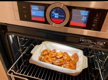 step6: <a href="https://bit.ly/3zHU5V3" target="_blank" data-keyword="雞翼" class="guide-link"><strong>雞翼</strong></a> <span style="display:inline-block;vertical-align:middle;margin-top:-3px;color:initial;border-radius:3px;padding:2px 3px;font-size:12px;line-height:14px;background:#87d300;color:#fff;">即買</span> 放焗爐中層180度焗3分鐘，再用燒烤模式放焗爐中上層焗3-4分鐘至表面焦黃色，再灑上玫瑰乾碎和乾百里香碎即成