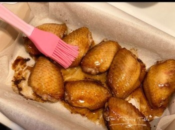 step5: 從焗爐取出<a href="https://bit.ly/3zHU5V3" target="_blank" data-keyword="雞翼" class="guide-link"><strong>雞翼</strong></a> <span style="display:inline-block;vertical-align:middle;margin-top:-3px;color:initial;border-radius:3px;padding:2px 3px;font-size:12px;line-height:14px;background:#87d300;color:#fff;">即買</span> ，掃上玫瑰蜜糖醬